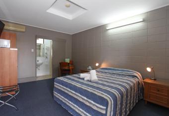 Tandara Hotel Motel allows 18 year olds to book a room