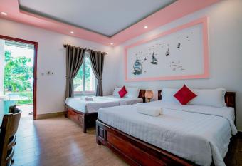 Long Mountain Resort has rooms with a private hot tub