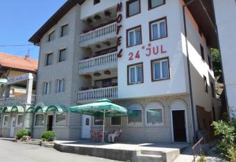 Hotel 24 jul allows 18 year olds to book a room