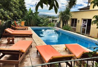 Descanso las Tres Marias Apart Hotel allows 18 year olds to book a room