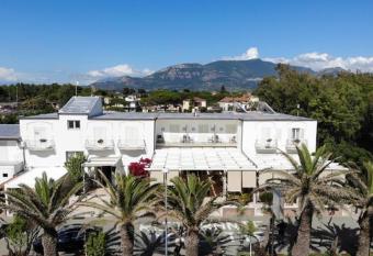 Hotel Mandetta - Adults Only allows 18 year olds to book a room