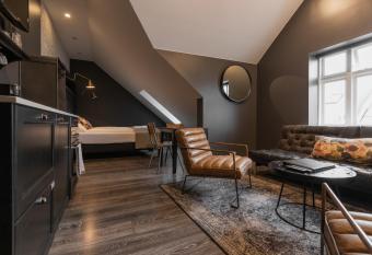 Vintage Hotel allows 18 year olds to book a room