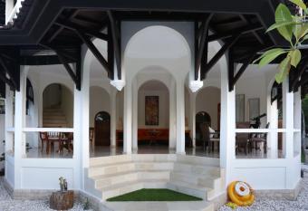 Urbanest Inn Villa allows 18 year olds to book a room