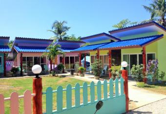 Lucky Bunggalow has Balcony rooms