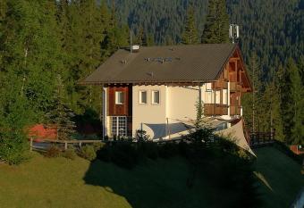 Hotel Ca  del Bosco allows 18 year olds to book a room