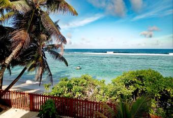 Roz A Mer - Beach Apartment has Balcony rooms