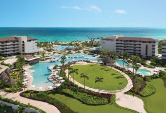 Dreams Playa Mujeres Golf & Spa Resort - All Inclusive has rooms with a private hot tub