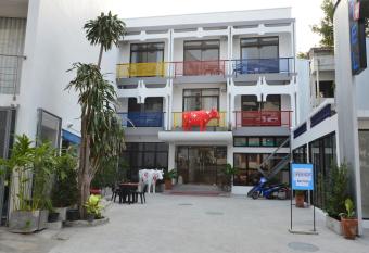 Hotel Montha has Balcony rooms