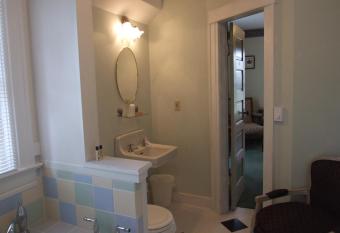 Glenacres Historic Inn has Balcony rooms