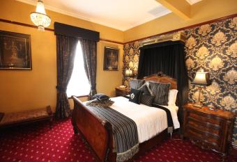 The Grand On Macfie has Balcony rooms