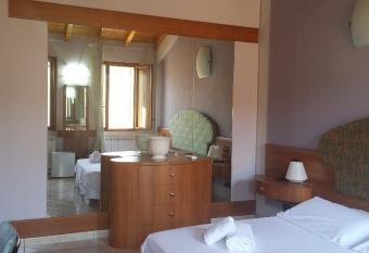 Albergo Dell angelo has rooms with a private hot tub