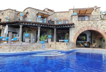 Casa Lisa allows 18 year olds to book a room