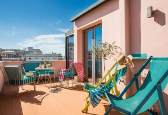 The Caravan has Balcony rooms