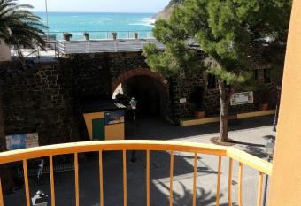 La Porta delle 5 Terre Trilocali allows 18 year olds to book a room