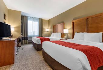 Comfort Inn & Suites Near Mt. Rushmore has rooms with a private hot tub