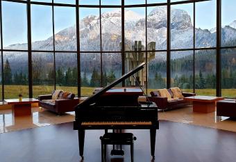 President Hotel Montfort allows 18 year olds to book a room