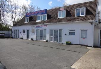 Travellers Rest Motel allows 18 year olds to book a room