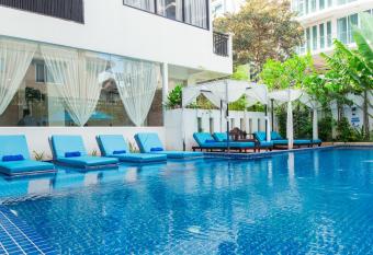 Home Chic Hotel has rooms with a private hot tub