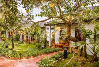 Palm Garden Resort & Restaurant has Balcony rooms