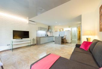 Suites Garden Loft El Greco allows 18 year olds to book a room