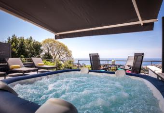 Holiday Home Explora has rooms with a private hot tub