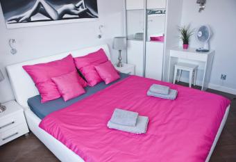 Apartamenty Nad Jeziorkiem has rooms with a private hot tub