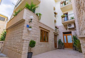 Apartments Milinkovic allows 18 year olds to book a room