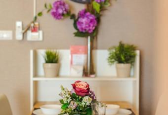 Perfect Pool Apartment allows 18 year olds to book a room