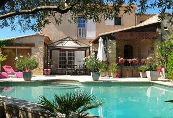 Villa Solary has rooms with a private hot tub