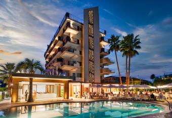 Almaluna Hotel & Resort has Smoking/Balcony rooms