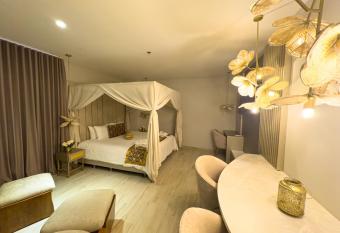 Hotel Catedral Plaza has rooms with a private hot tub