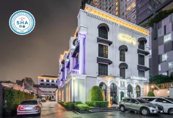 Metropole Bangkok has rooms with a private hot tub