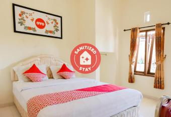 Vaccinated Staff-OYO 930 Griya Imafa allows 18 year olds to book a room