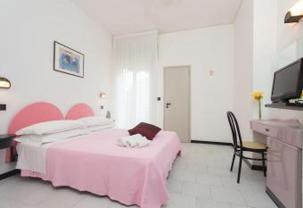 Hotel Joli has Balcony rooms