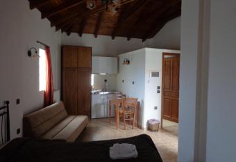 Alonaki Guesthouse has Smoking/Balcony rooms