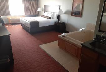 Boarders Inn & Suites by Cobblestone Hotels - Superior/Duluth has rooms with a private hot tub