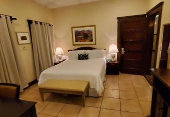 Glen Tavern Inn has rooms with a private hot tub