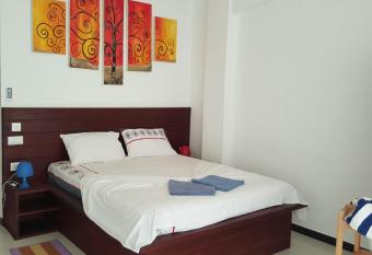 The Den Guest House has rooms with a private hot tub