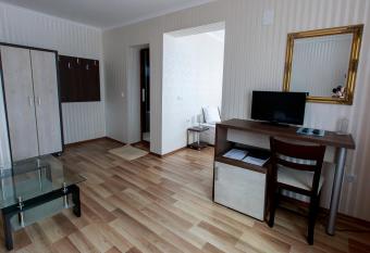 Hotel Nikol has rooms with a private hot tub