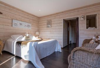 Chambres Du Marais has Balcony rooms