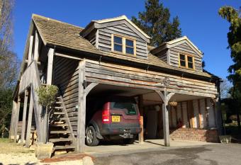 Greencourt Loft has Balcony rooms