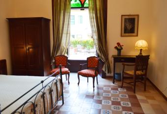 Villa Siciliana has rooms with a private hot tub