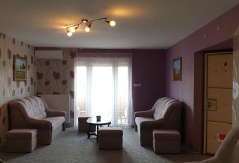 Budai Vend  gh  z Panzi   allows 18 year olds to book a room