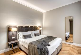 Hotel 87 eighty-seven - Maison d Art Collection has rooms with a private hot tub