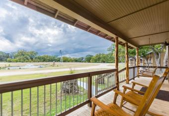 Vineyard Trail Cottages- Adults Only allows 18 year olds to book a room