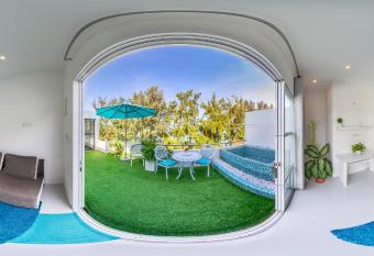 Planktons Beach has Balcony rooms