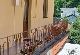 Bizet Studios has Balcony rooms