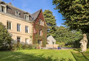 Les Sous Bois has Balcony rooms