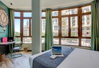 Casual Vintage Valencia allows 18 year olds to book a room