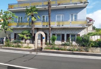 apartman & soba   karica has Balcony rooms